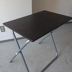 折り畳みテーブルと折り畳み椅子のセット