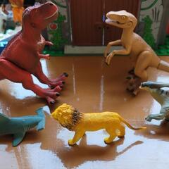 恐竜フィギュア2体とサメとライオンと恐竜(？)