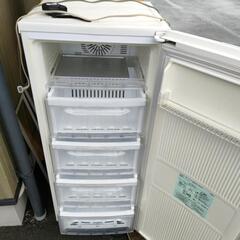 【ネット決済】冷凍ストッカーと黄色い冷蔵庫