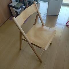 無印良品で購入。木製折りたたみ椅子。