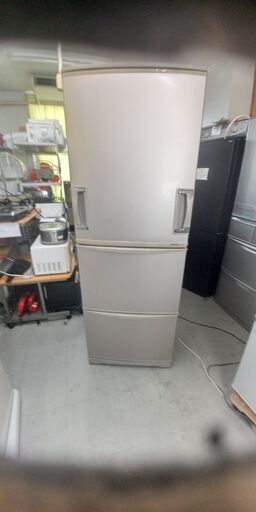 持ち帰り特価冷蔵庫シャープノンフロン345 L 2011年生別館に置いてます