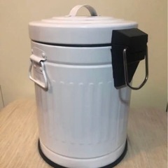 スチール製フットペダル付きゴミ箱（白）