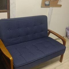ブルーのソファとベンチ