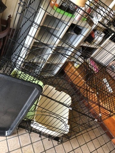[受け渡し完了]猫ゲージ2段階+猫用トイレ ペットシートと猫砂です。