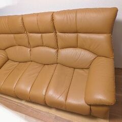 キャメル色の革ソファ。買ってから3年、使用したのは1年です。