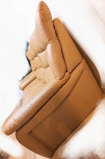 キャメル色の革ソファ。買ってから3年、使用したのは1年です。