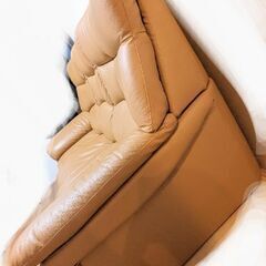 キャメル色の革ソファ。買ってから3年、使用したのは1年です。