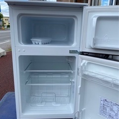 2019年製　★Hisense☆93L☆2ドア冷蔵庫☆右開き☆強化ガラス製棚☆オートクローズ冷蔵室ドア【HR-B95A】