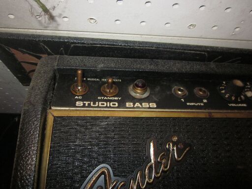 古いフェンダーのベースアンプです。