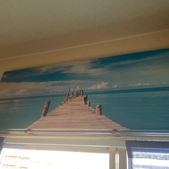 海のカーテンと絵が2枚