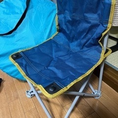 中古品です。子供が座れる大きさの椅子になります。