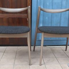 ドイツのメーカーHUKLA(フクラ)社のKASTOR･D(カストール)アームレスチェア2脚セットです。脚と背もたれが一体となったモダンなダイニングチェア。背中になじむ曲線がダイニングを寛ぎ空間に。CF122