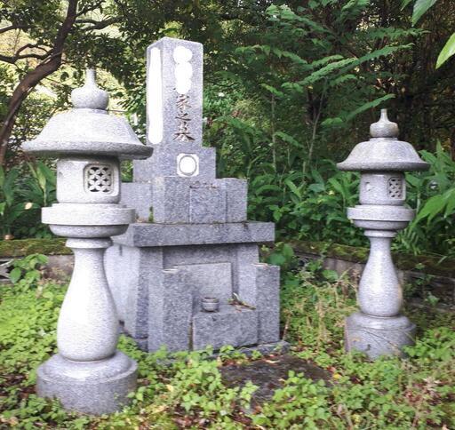 納骨堂（墓石）と灯籠2つセット