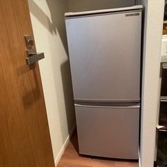 冷蔵庫　137リットル　シャープ　と洗濯機　あげます。