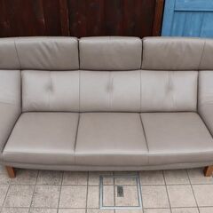 人気のkarimoku(カリモク家具)より本革を使用した ZU46モデル 3人掛けソファーです！ハイバックタイプのゆったりとしたシートの3Pソファ。上品なデザインのレザートリプルソファーです♪CF138