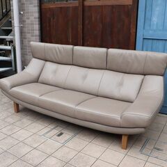 人気のkarimoku(カリモク家具)より本革を使用した ZU46モデル 3人掛けソファーです！ハイバックタイプのゆったりとしたシートの3Pソファ。上品なデザインのレザートリプルソファーです♪CF138