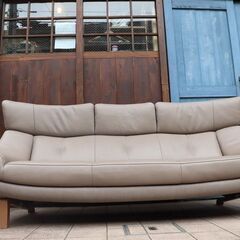 人気のkarimoku(カリモク家具)より本革を使用した ZU46モデル 3人掛けソファーです！ハイバックタイプのゆったりとしたシートの3Pソファ。上品なデザインのレザートリプルソファーです♪CF138