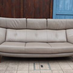 人気のkarimoku(カリモク家具)より本革を使用した ZU46モデル 3人掛けソファーです！ハイバックタイプのゆったりとしたシートの3Pソファ。上品なデザインのレザートリプルソファーです♪CF138