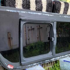 ハイエース　小窓付スライドドアガラス