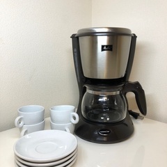 コーヒーメーカーとコーヒーカップ