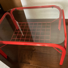 赤いガラステーブル