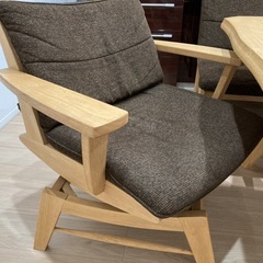 ダイニングテーブルセット(5点)クッションの追加をしてお渡しします。