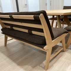 ダイニングテーブルセット(5点)クッションの追加をしてお渡しします。