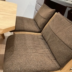 ダイニングテーブルセット(5点)クッションの追加をしてお渡しします。