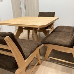 ダイニングテーブルセット(5点)クッションの追加をしてお渡しします。