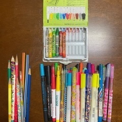 カラーボールペン　蛍光ペン　色鉛筆など