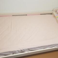 シングルベッド 枕元ライト付き ピンクとライトベージュ