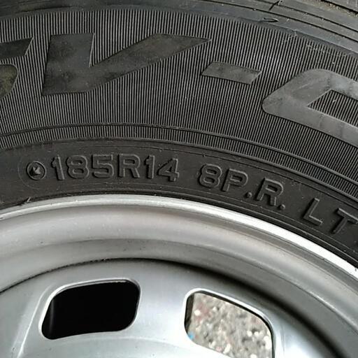 日産アトラスのスタッドレスタイヤとホイールです。