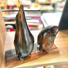 木彫りのペンギンの置物