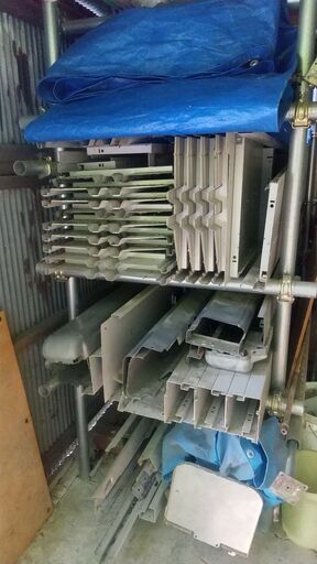 イナバ　中古車庫（解体保管中）
