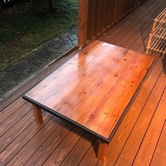 手作りの木製テーブルです。