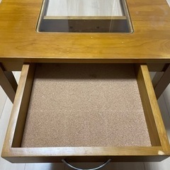 引き出し付き木製テーブル