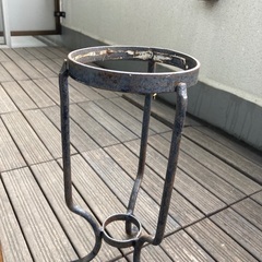 ガーデニング用の鉄製鉢台