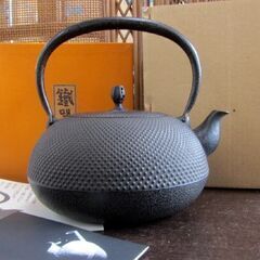 【新品未使用】　1年待ち商品！ 南部鉄器　釜定 鉄瓶　秋の実 あられ 南部鉄器 鉄瓶 / 南部鉄瓶 / 釜定 / 秋の実 大あられ [ やかん 日本製