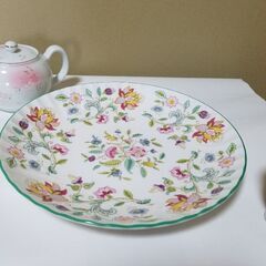 花模様の大皿と可愛い茶器