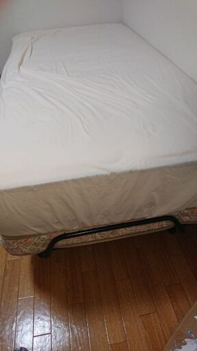 ベッドマットレスと簡易ベッド