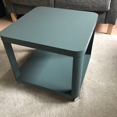 IKEA Tingby 青いソファサイドテーブル キャスター付き