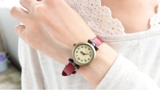 本革仕様のスリム腕時計　アンティーク　赤色