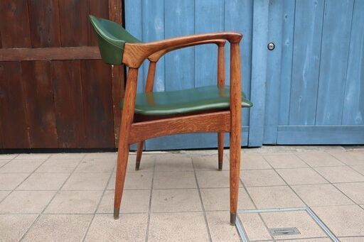 辻木工のアームチェアです。なめらかな木肌と丸みを帯びたやわらかなフォルムが魅力の北欧風のダイニングチェア。レトロモダンな木製椅子は和洋問わずインテリアのアクセントに。CF149