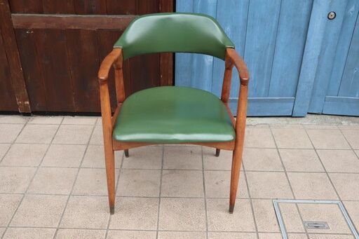 辻木工のアームチェアです。なめらかな木肌と丸みを帯びたやわらかなフォルムが魅力の北欧風のダイニングチェア。レトロモダンな木製椅子は和洋問わずインテリアのアクセントに。CF149