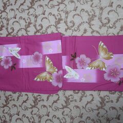 花に蝶が舞う綺麗なピンク地の浴衣です♪
