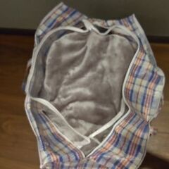 半年前に購入し一ヶ月使用した２枚合わせ毛布で洗濯済みです。色はグ...