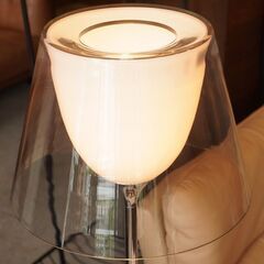 FLOS(フロス) のPhilippe Starck(フィリップ スタルク)デザインKTRIBE (ケートライブ)テーブルライト/T1 グラスです。モダンなイタリア製のライトでラグジュアリーな空間に。CF303