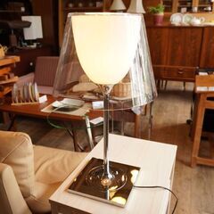 FLOS(フロス) のPhilippe Starck(フィリップ スタルク)デザインKTRIBE (ケートライブ)テーブルライト/T1 グラスです。モダンなイタリア製のライトでラグジュアリーな空間に。CF303