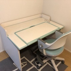 小学生向けの机と椅子を差し上げます。