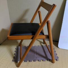 折りたたみ式の椅子